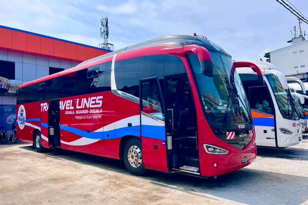 Autocar VIP Travel Lines rouge au terminal