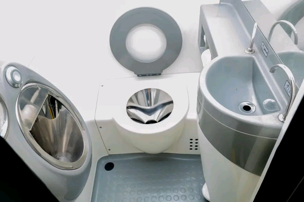 Toilettes à bord des autocars VIP Travel Lines
